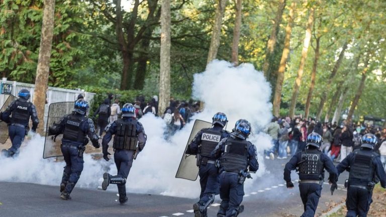 La Police française, armes à la hanche, charge violemment des jeunes manifestants visiblement pacifiques