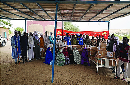 Photo de famille à la réception d’un don dédié à la commune rurale de N’gourti