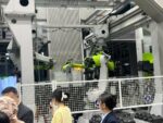 Une machine assemblant un produit