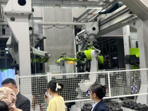 Une machine assemblant un produit