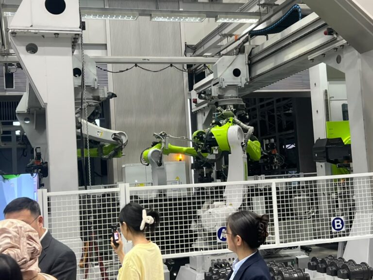 Une machine assemblant un produit