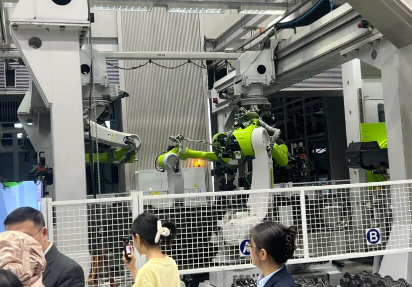 Une machine assemblant un produit